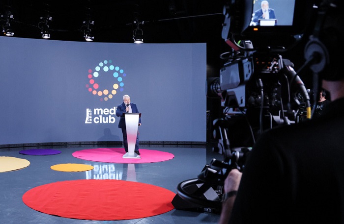 MEDIA CLUB ZDRAŽÍ TV REKLAMU PRO ROK 2024 O 22 %, ZMĚNÍ CÍLOVKU